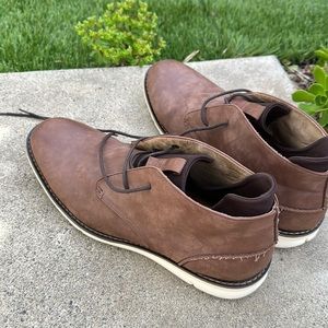 Kenneth Cole chuka brown boots dress shoe worn 5 times. Excellent condition
